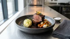 Stracotto di manzo al vino rosso: tenerissimo, con salsa profumata e patate schiacciate